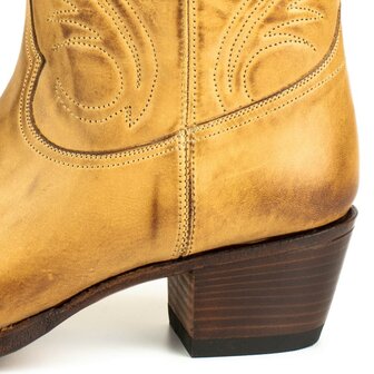 Mayura Boots 2526 Vanille Zandkleur Dames Boho Western Laarzen Blad Motief Sierstiksel Ronde Neus Schuine Hak Glad Leer Hak
