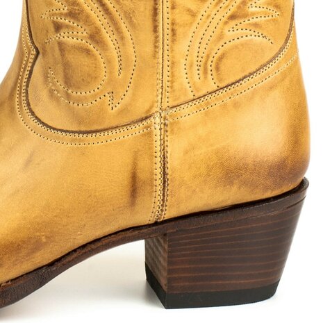 Mayura Boots 2526 Vanille Zandkleur Dames Boho Western Laarzen Blad Motief Sierstiksel Ronde Neus Schuine Hak Glad Leer Hak